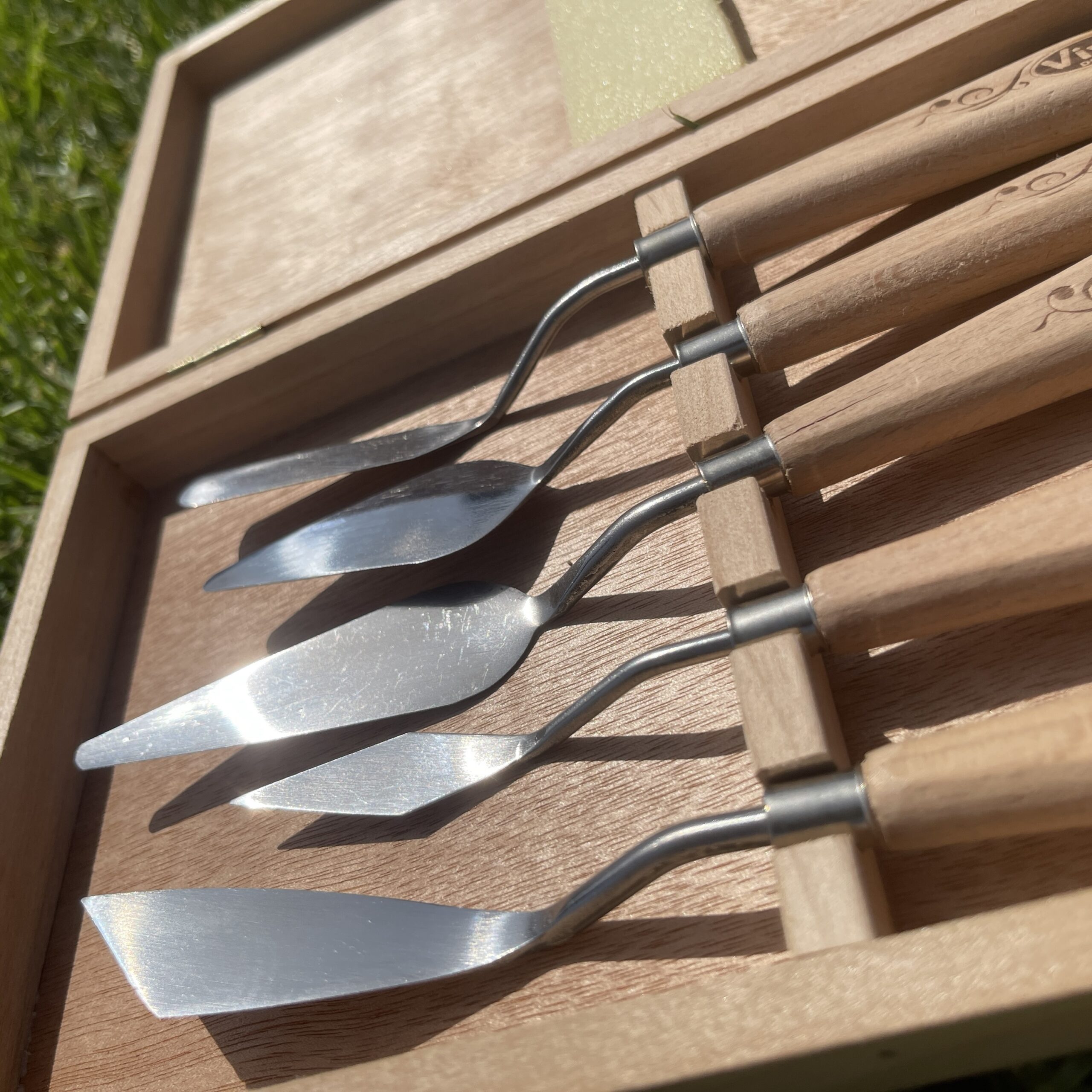 img_6722 Set de 5 Couteaux à Peindre Professionnels Viva Decor (Coffret en Bois) – Image 1